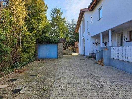 Hofeinfahrt und GarageGarage