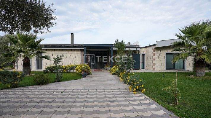 Villa with Pool on Large Plot Near the Coast in İzmir Güzelbahçe