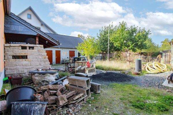 Garten mit Blick zum Nebengelass