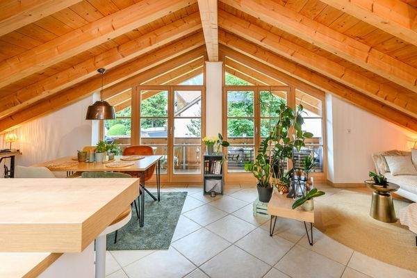 Offener Wohn-/Koch-/Essbereich mit Balkonzugang