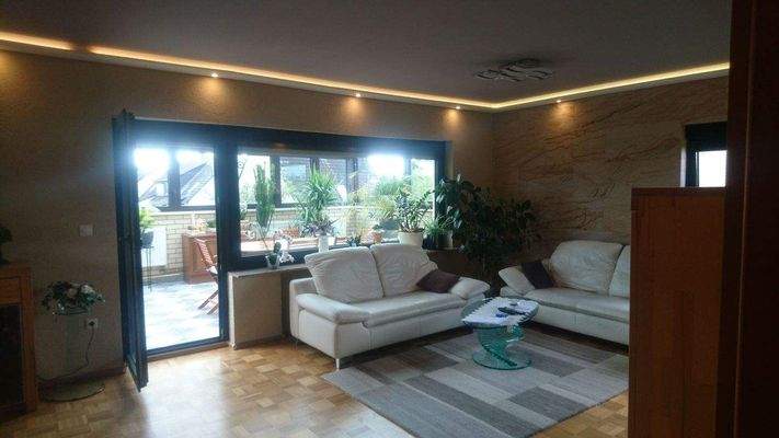 Wohnzimmer mit Zugang zum Wintergarten