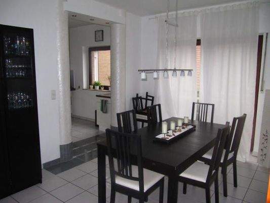 Essbereich mit Balkon und offener Küche