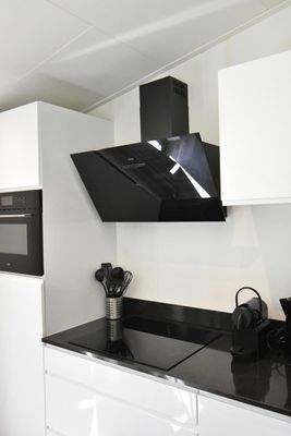 kuche-kaufen-hochglanz-weiss-dunkle-arbeitsplatte-