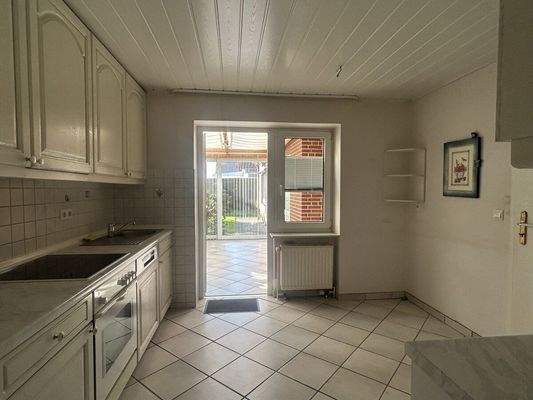 Erdgeschoss Küche mit Zugang zum Wintergarten