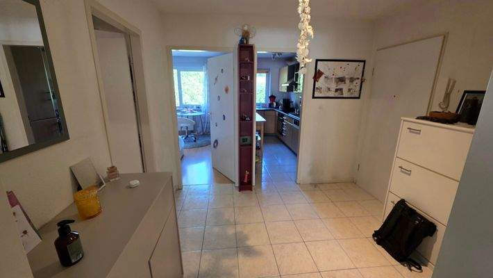 Flur mit Schlafzimmer 2 -, Küchen- und Eingangstüre