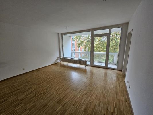 Wohnzimmer mit Balkon