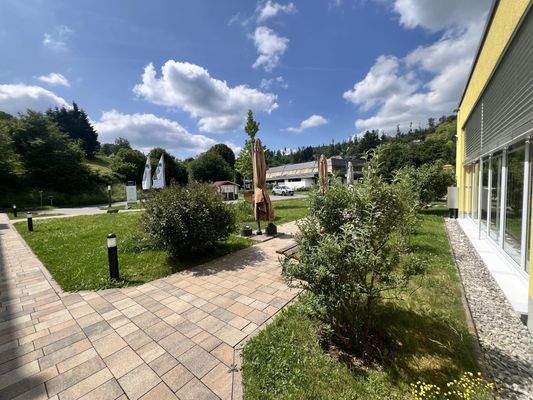 Schön angelegte Grünanlage, perfekt zum Entspannen und Wohlfühlen