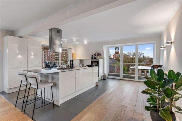 Mit hochwertiger Ausstattung...