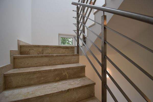 12 Treppe in das Dachgeschoss.JPG