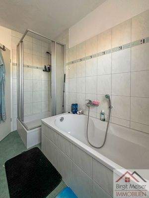 mit Wanne und Dusche