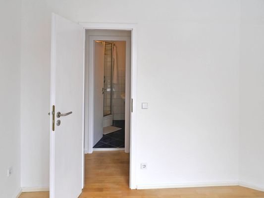 Schlafzimmerblick in das Bad