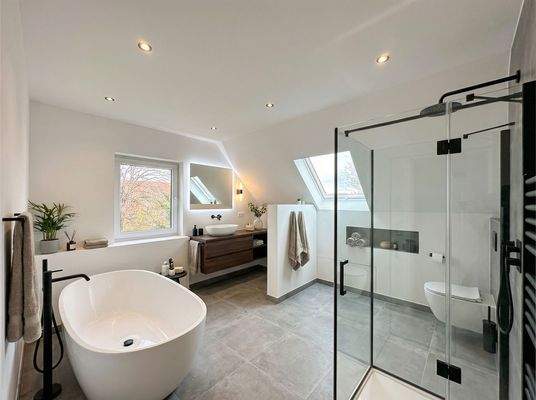 (Einrichtungsbeispiel) Badezimmer im Obergeschoss - Anschlüsse für Sanitär und Elektrik vorbereitet