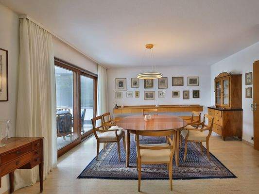 Heller Essbereich neben der Küche