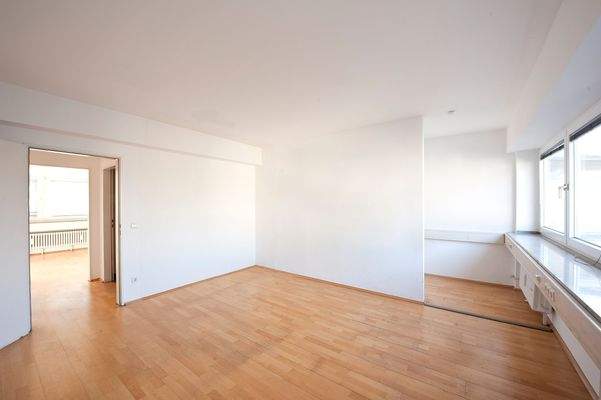 Leerer Büroraum mit Holzboden