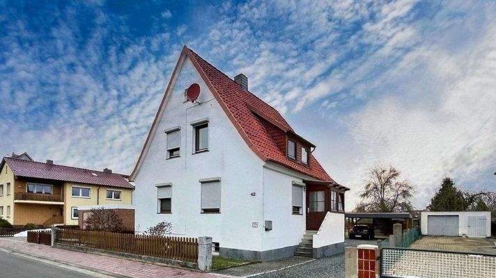 Wohnhausansicht mit Doppelcarport