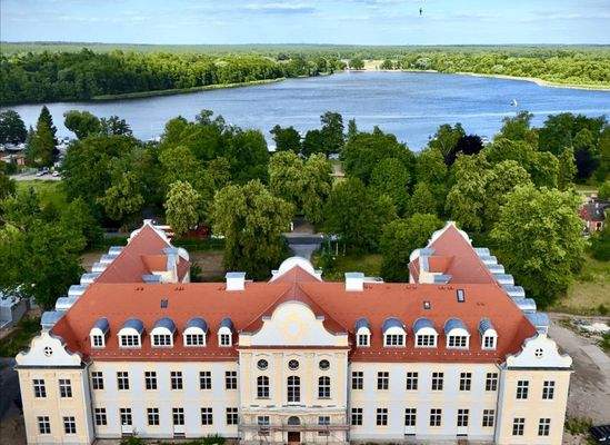 Schloss mit Schwedtsee
