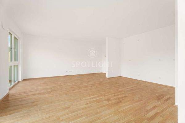 Lichtdurchfluteter Wohnbereich mit hochwertigen Parkettböden