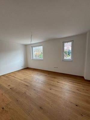 Helles Zimmer mit Holzfußboden