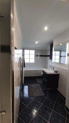 Wannenbad mit Dusche