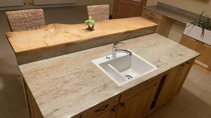 Spüle in Kücheninsel versenkt