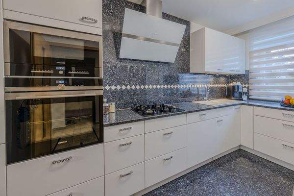 Die hochwertige Einbauküche (enthalten)