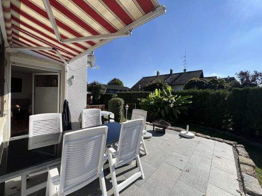 Große, sonnige Terrasse mit Markise