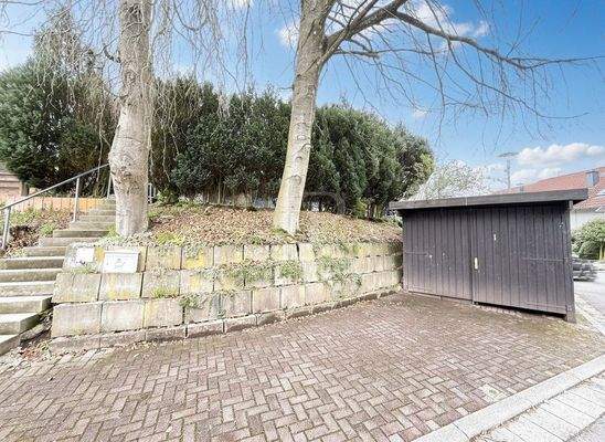 Garage und Stellplatz