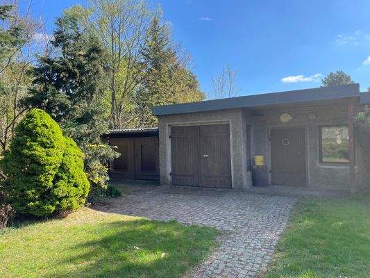 Nebengelass mit Garagen