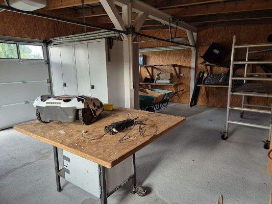 Werkstatt und PKW-Stellplatz