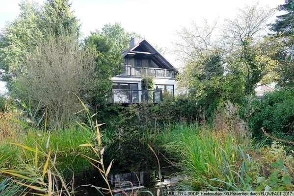 Gartenansicht über Teich