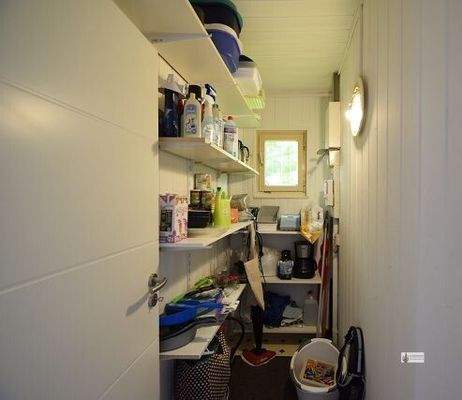 HWR mit Regalsystem und allen Anschlüssen