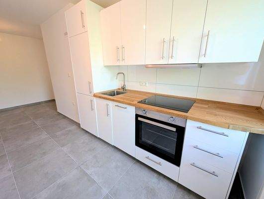 Neue Küchenzeile mit Elektrogeräten