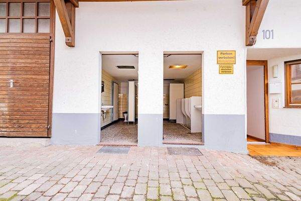 Eingänge Toilettenanlage