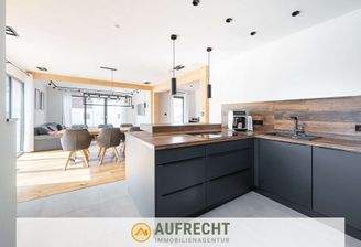 lichtdurchfluteter Wohn-, Koch-, Essbereich