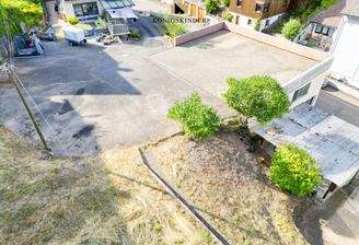 großer Parkplatz au dem Dach der Halle 