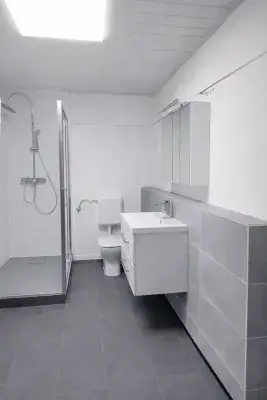 Badezimmer mit WC und Duschkabine