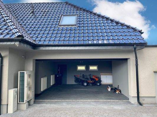 ... mit 2 großen Heizungen, 2 Lüftungsfenster