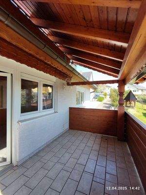 überdachter Balkon mit Aussicht