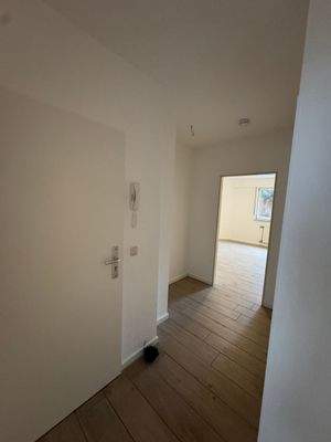 Heller Flur mit Holzboden