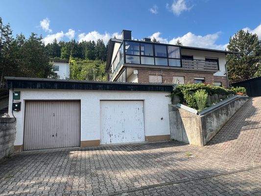 Haus 1 Vorderansicht mit Garagen