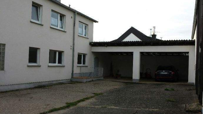 Carports hinten im Hof 