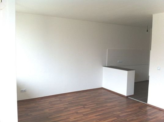 Musterbild Wohnzimmer mit offener Küche