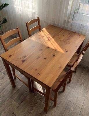 Tisch mit Stühle.jpg