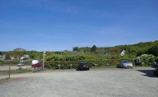 Großzügiger Parkplatz