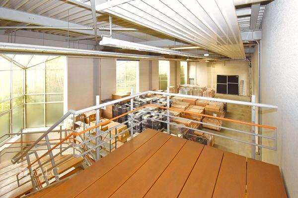 Treppe zur Lagerhalle