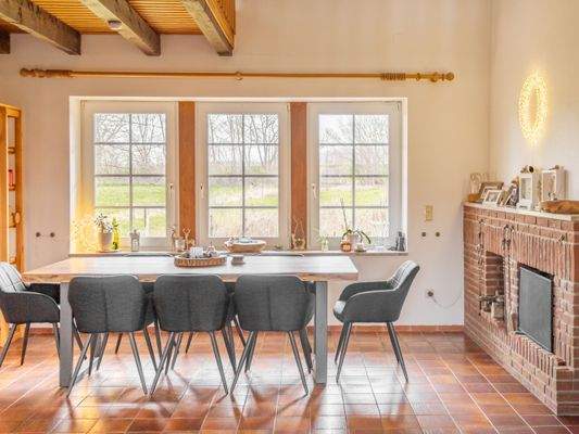 Blick in den Essbereich mit Feldblick
