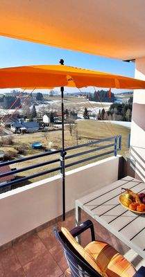 Ausblick Balkon mit Sonnenschirm