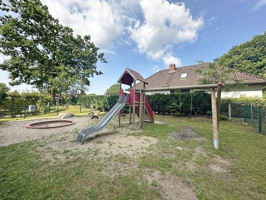 Spielplatz vor dem Haus
