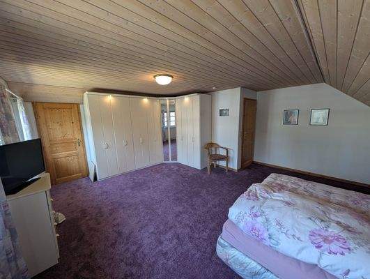 Großes Schlafzimmer