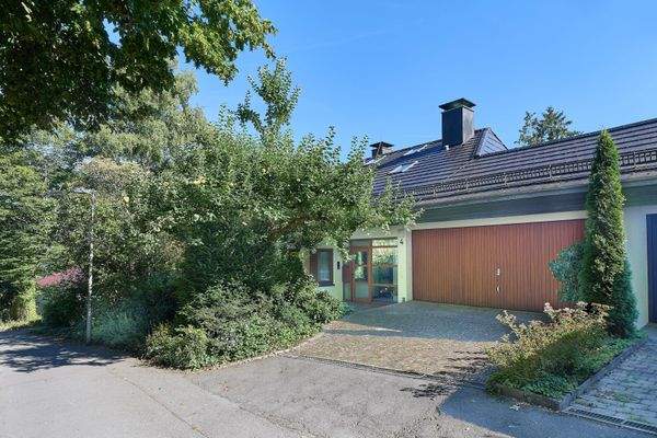 Außenansicht Eingang und Doppelgarage